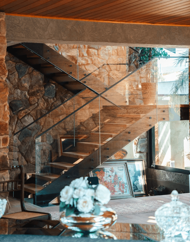 Escada com guarda-corpo em vidro temperado