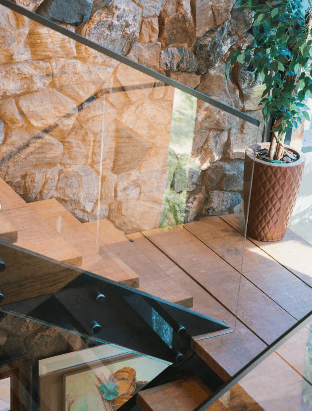 Escada com Vidro e Pedra Natural