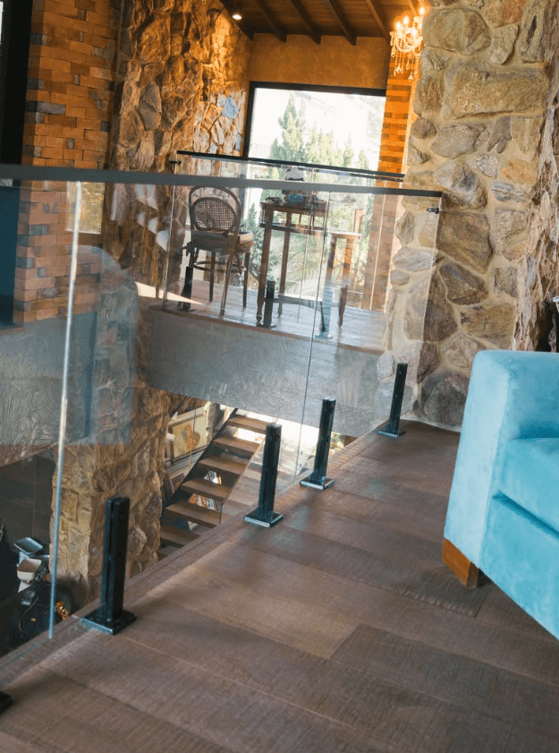 Guarda-Corpo Escada — Vidro e Pedra